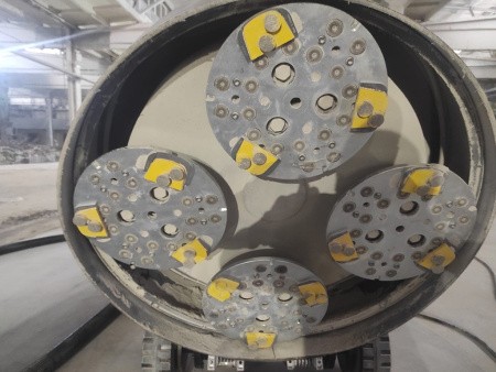 Шлифовально-полировальная машина на дистанционном управлении RDM-P850RST, полирующие элементы платформы. Шлифовально-полировальная машина на дистанционном управлении RDM-P850RST, полирующие элементы платформы.
